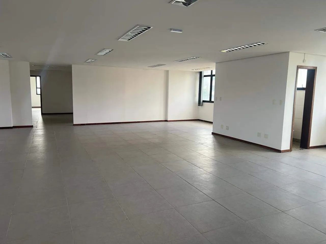 SALA AMPLA PARA ALUGUEL NO ESTORIL