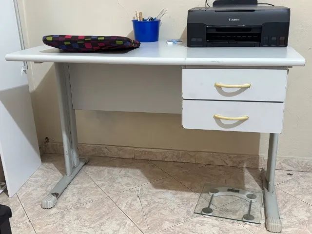 Mesa de escritório e computador