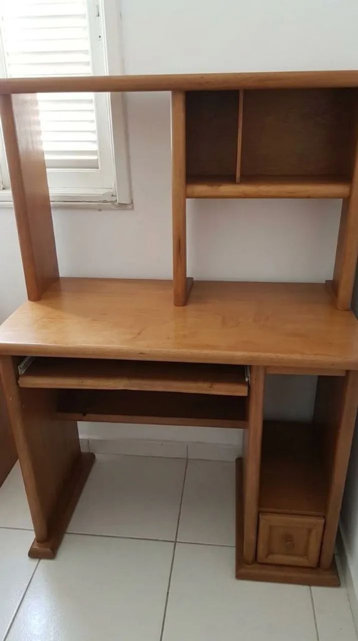 Escrivaninha e estante para computador 