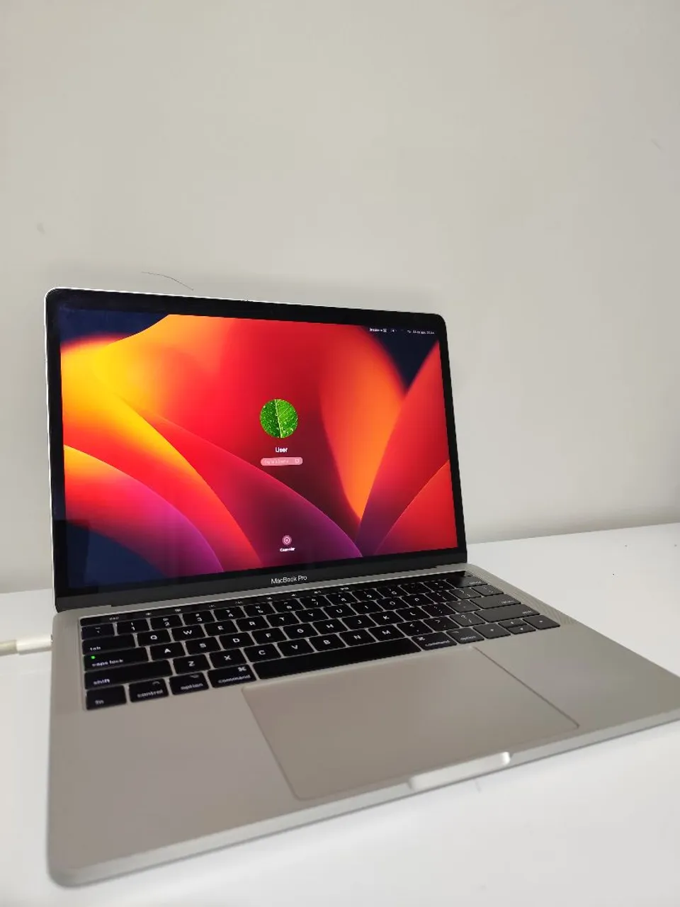 MacBook本体 Macbook Pro 2017 i5/8GB/256GB Retina MacBook Pro (13 polegadas, 2017, duas portas Thunderbolt 3
