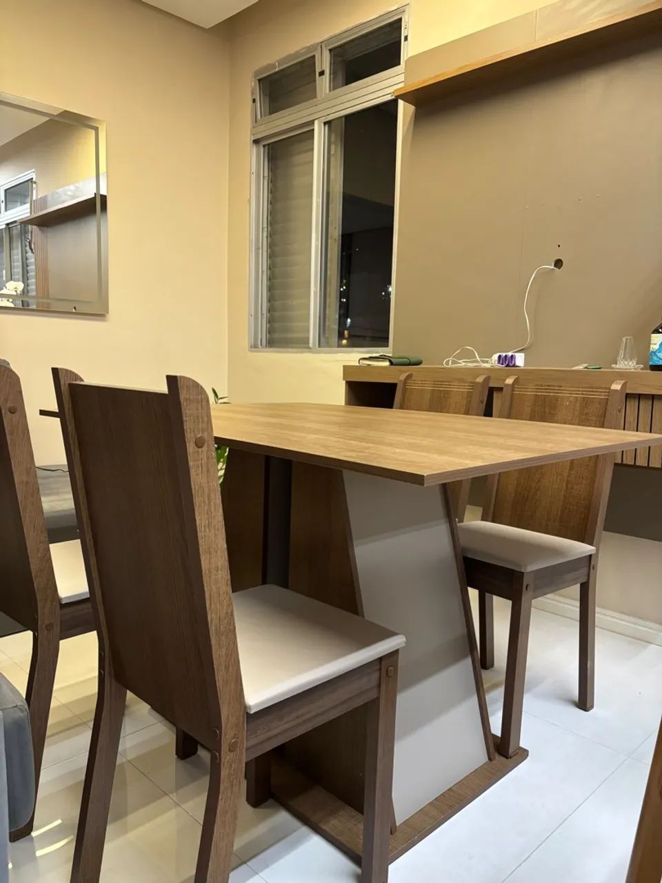 Mesa de jantar com 4 cadeiras 