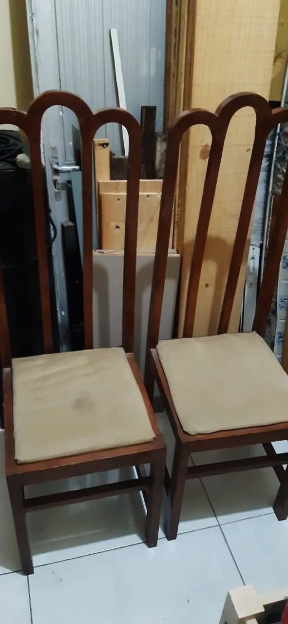 Duas cadeiras de madeira com acento acolchoado 