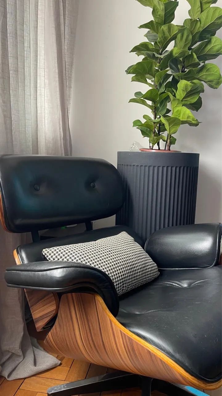 Vendo linda poltrona  Charles Eames  com Puff  preta  - Foto 5