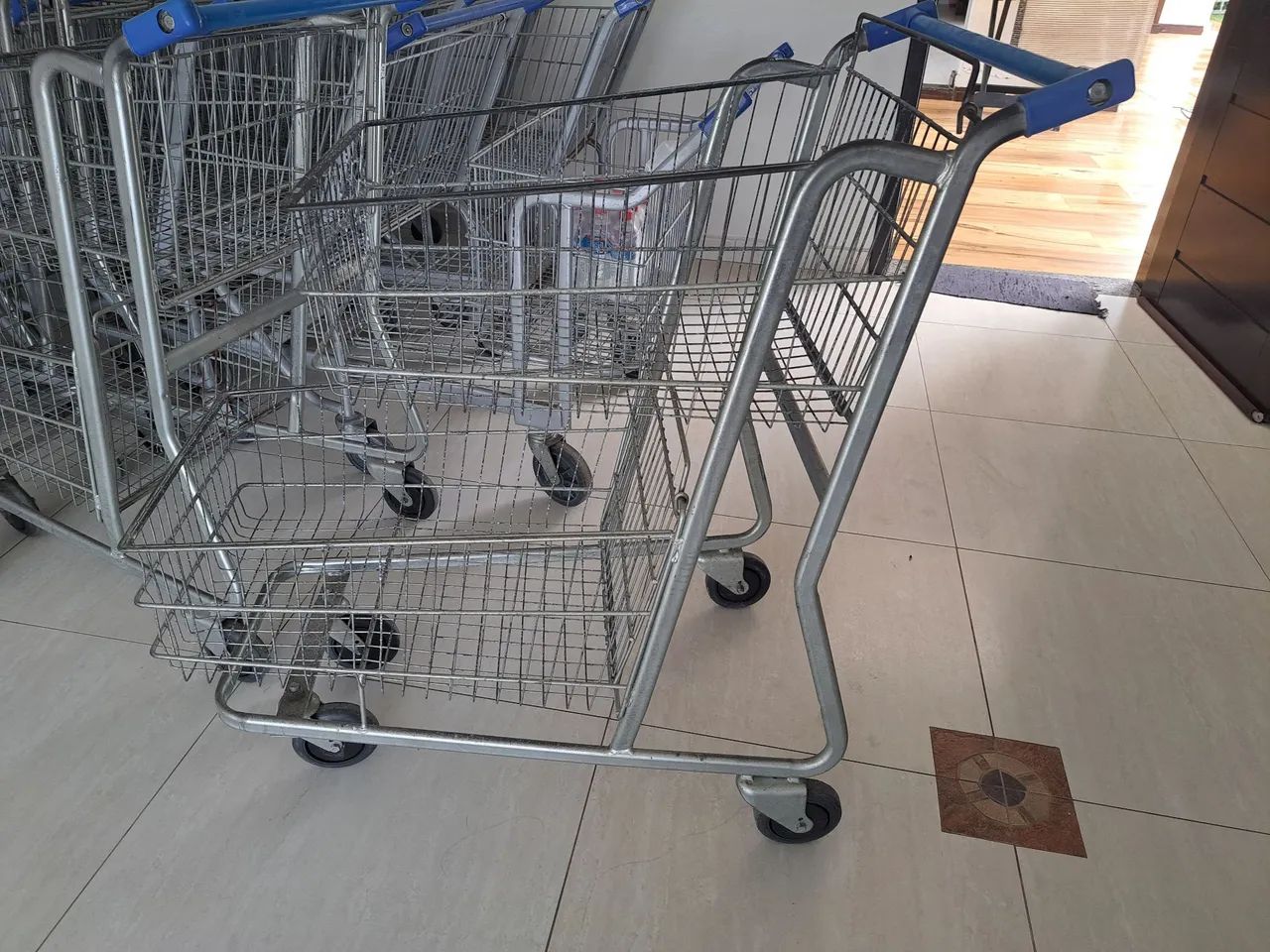 Vende-se carrinhos de supermercado semi-novos - Foto 2