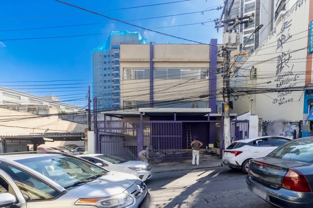 Prédio comercial na Rua dos Ferroviários, 54  700 m²