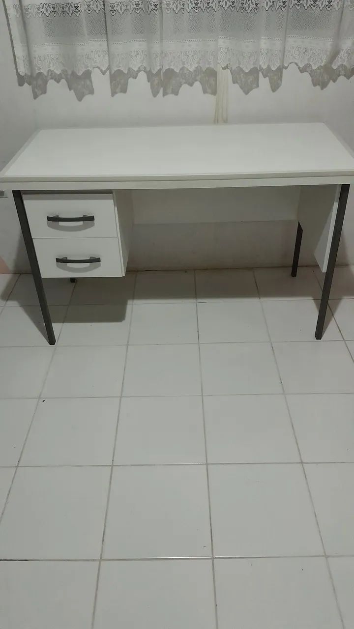 Vendo mesa de escritório em MDF e ferro. - Foto 3