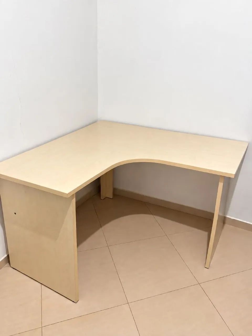Mesa de escritório de canto já com cadeira.