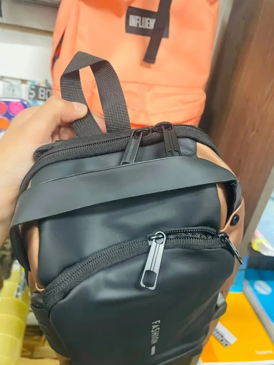 Mochila Antifurto Transversal com USB e Trava - Compacta e Impermeável - Foto 2