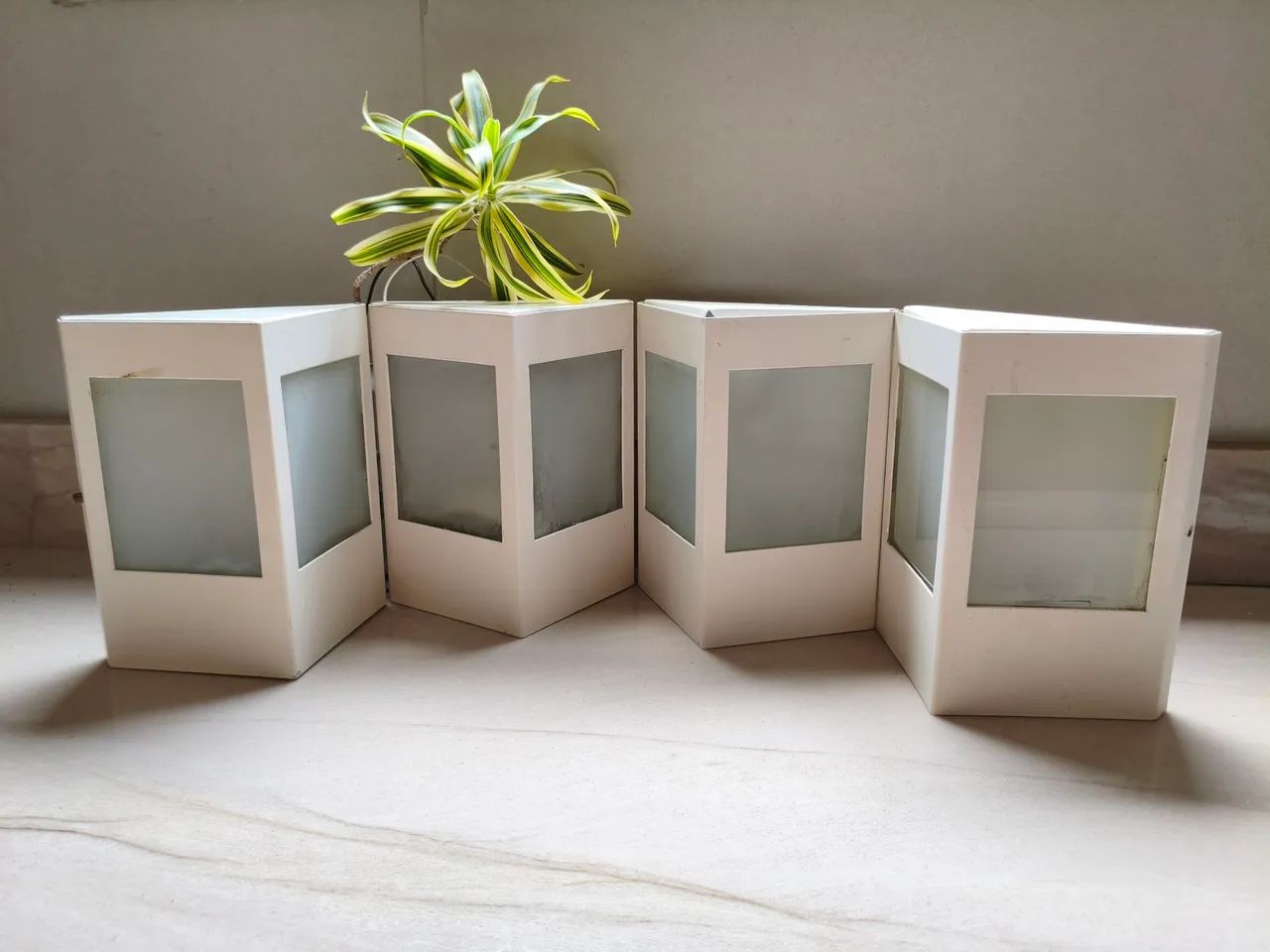 Kit 4 ARANDELAS triangulares brancas com vidros jateados - Foto 2