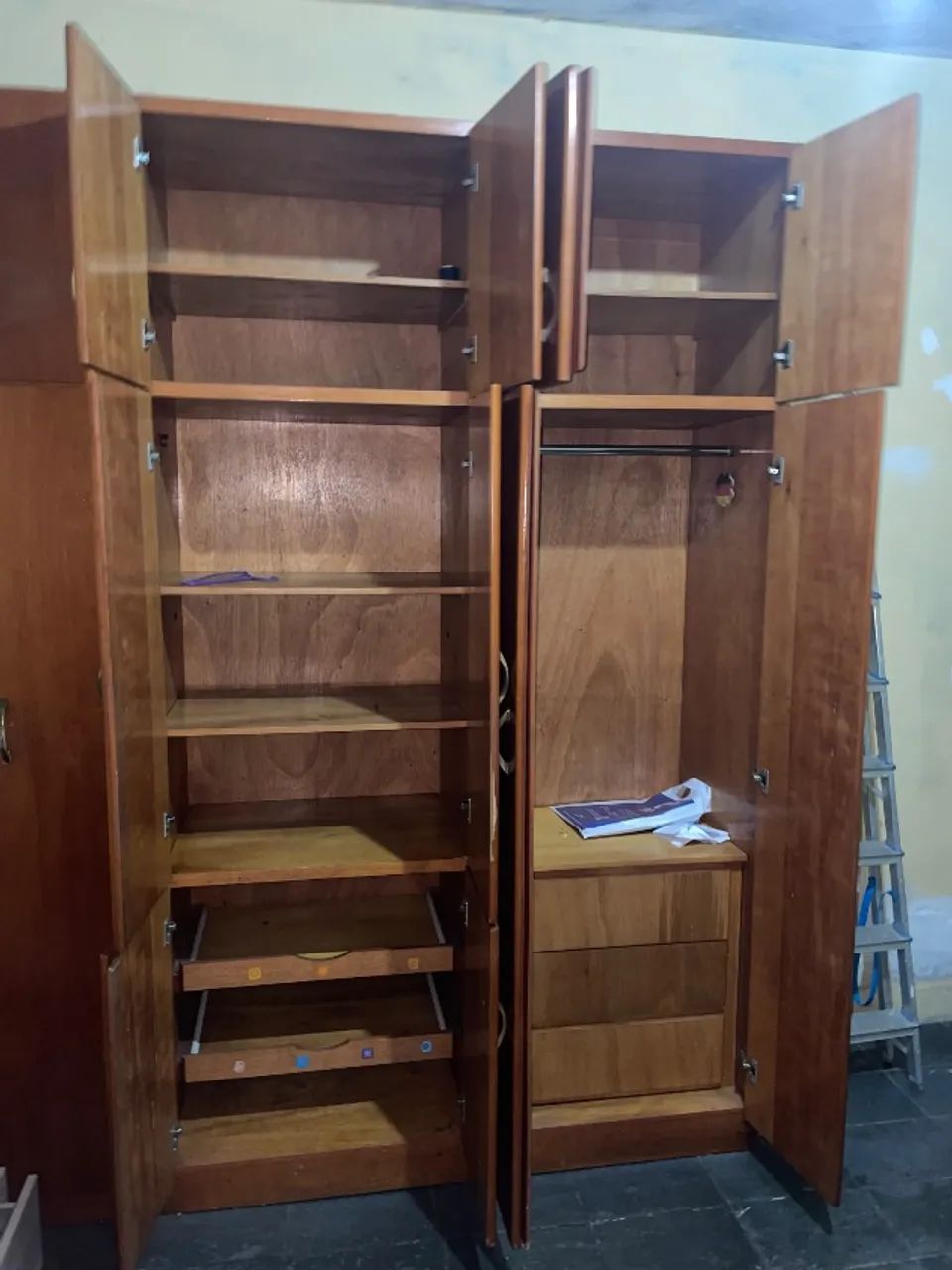 Guarda roupa de madeira