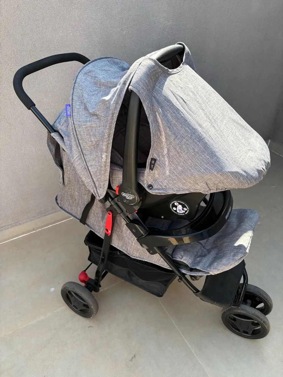Carrinho de bebê + bebê conforto Cosco