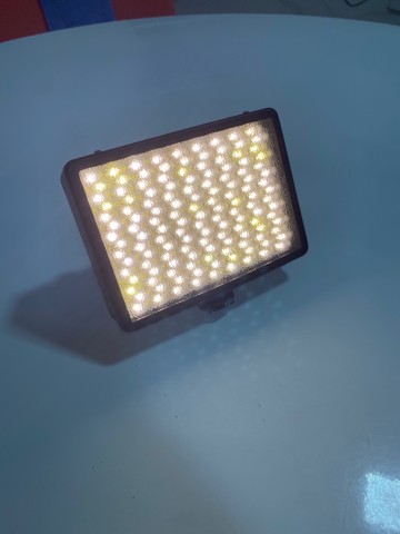 Iluminador de led para camera com dimmer 2 filtros completo com 1 bateria e carregador - Foto 6