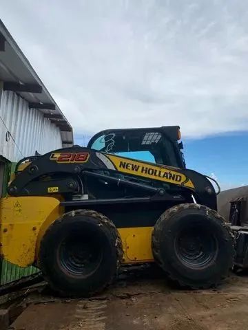 New Holland Retroescavadeira 