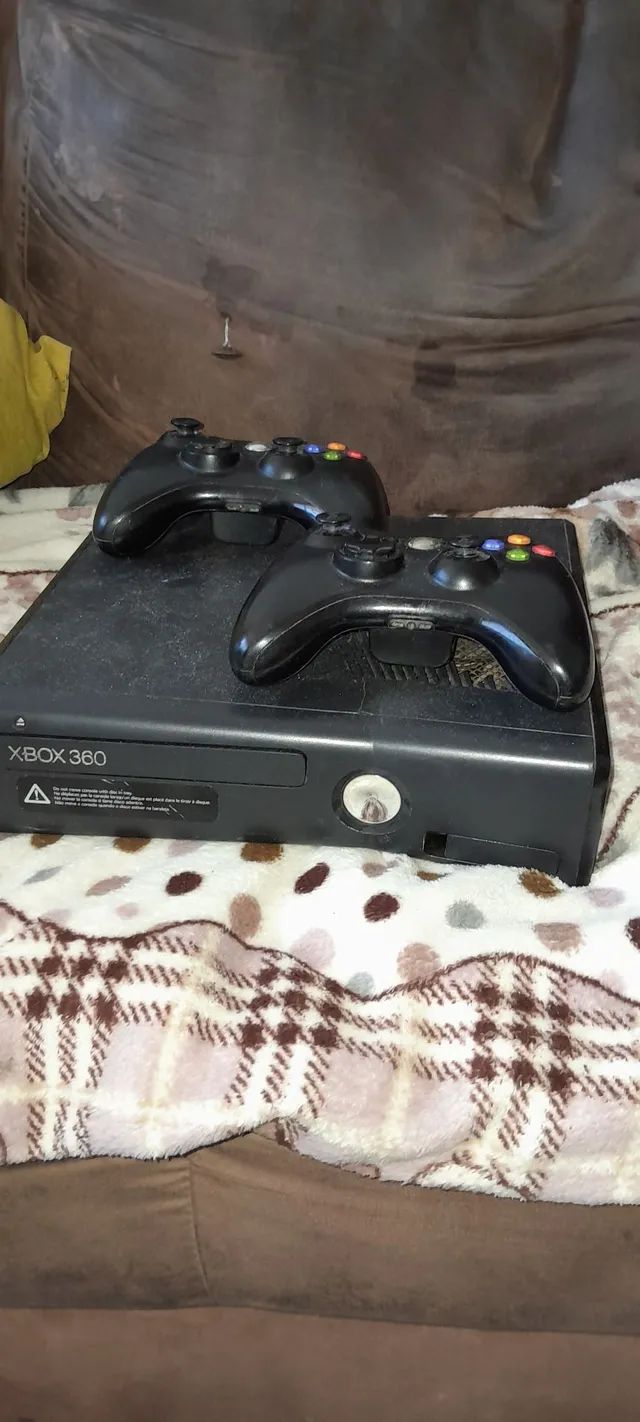 Vendo Xbox 360 Bloqueado com tudo original Vem com 2 controles originais +  1 cabo Acompanha