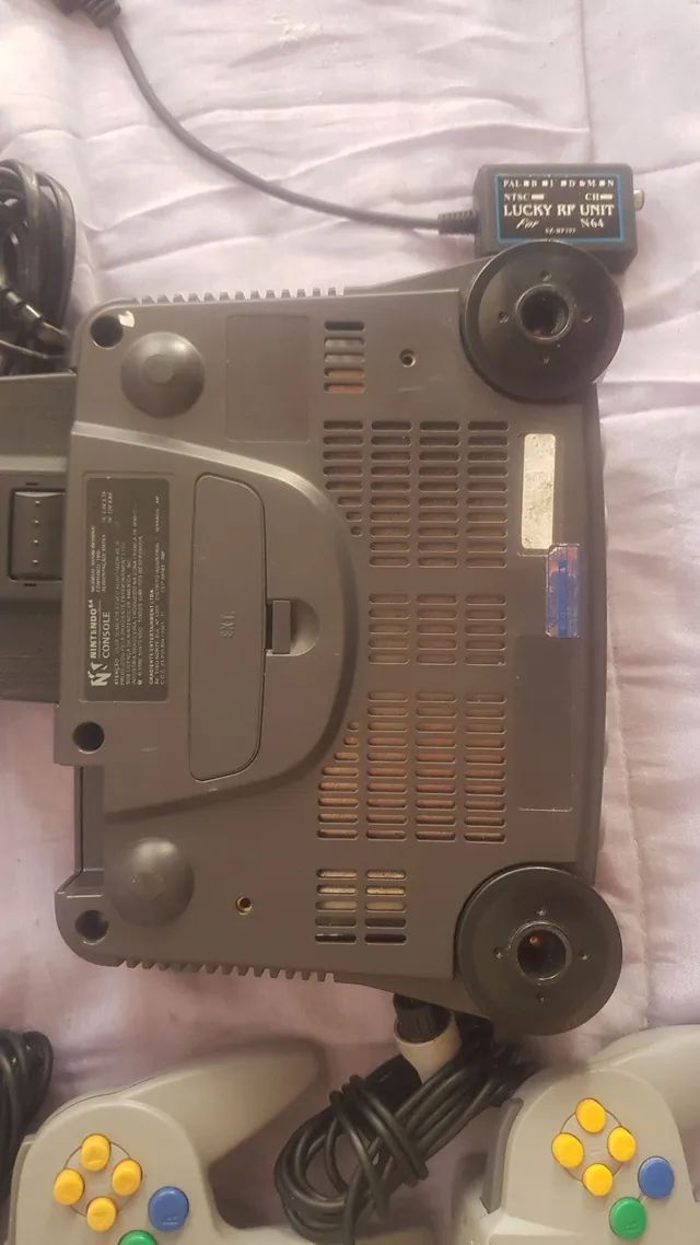 Nintendo 64 com 2 controles vendo no estado das fotos