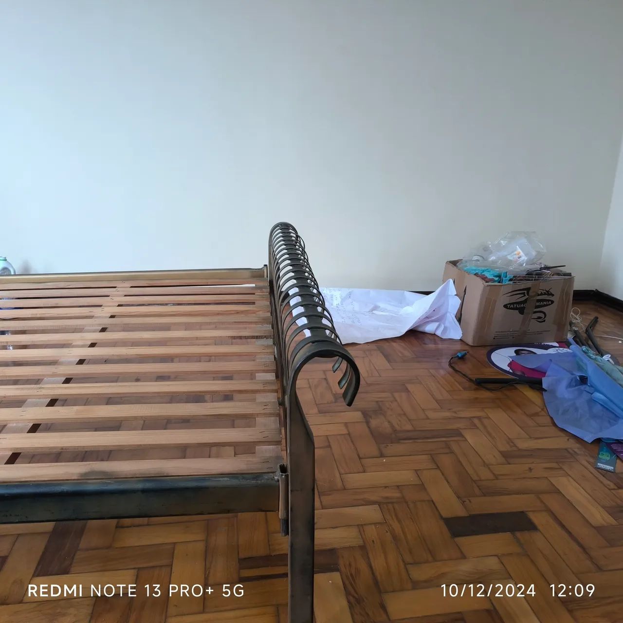 Cama de ferro com estrutura resistente - Foto 3