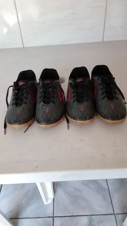 Chuteira infantil de futsal semi-nova.