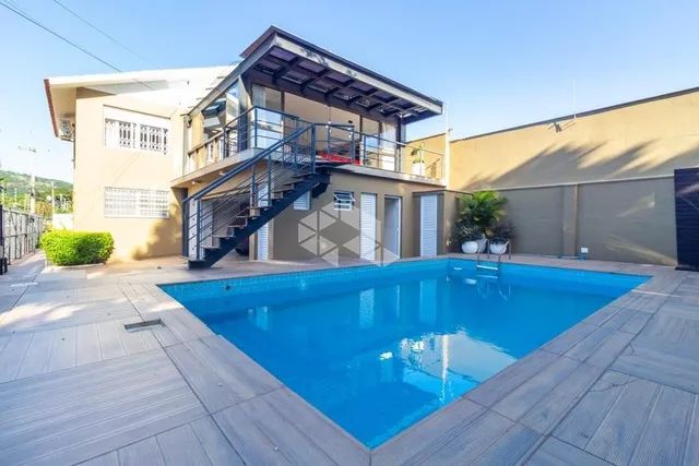 Casa com amplo pátio com piscina no bairro Guarujá.