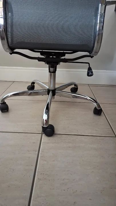 Cadeira alta de escritório em tela grafite - Eames - Foto 5