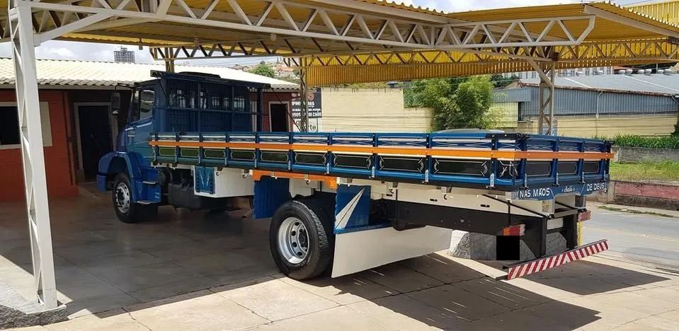 Mercedes-Benz 1318 carroceria 2010 - Foto 4