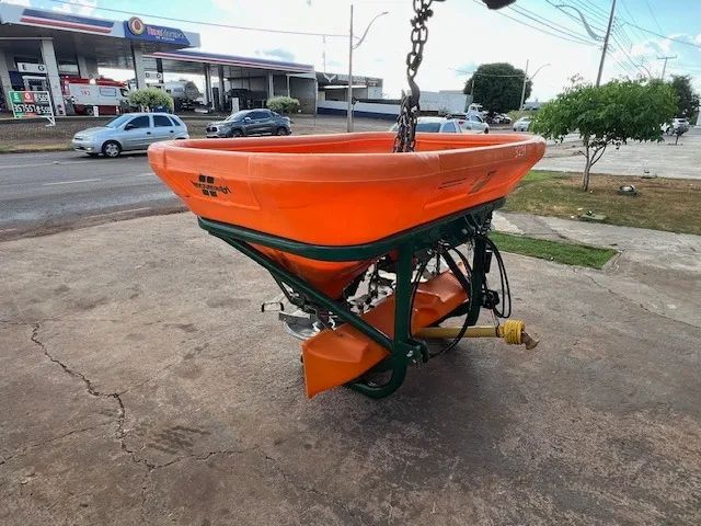 Distribuidor Duplo de Adubo e Ureia Incomagri - Foto 3