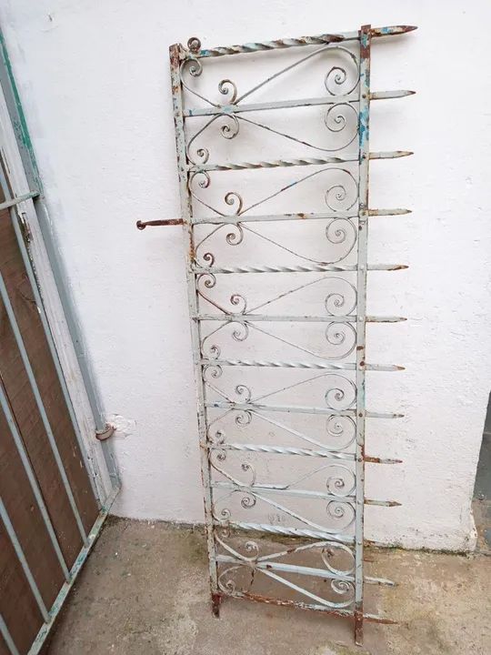 Grade antiga ferro maciço 