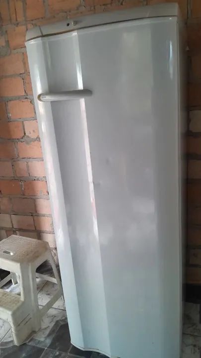 Geladeira branca usada em ótimo estado