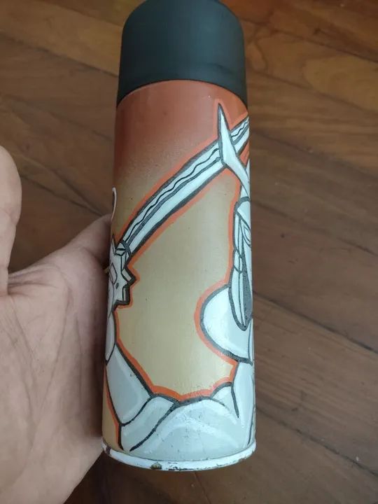 Spray  de  arte  personalizado  com  desenho  de  um  samurai - Foto 3