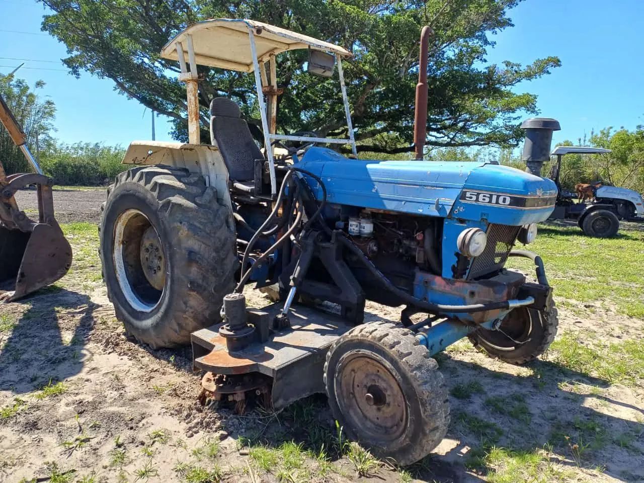 Trator Ford 5610 com vassoura 