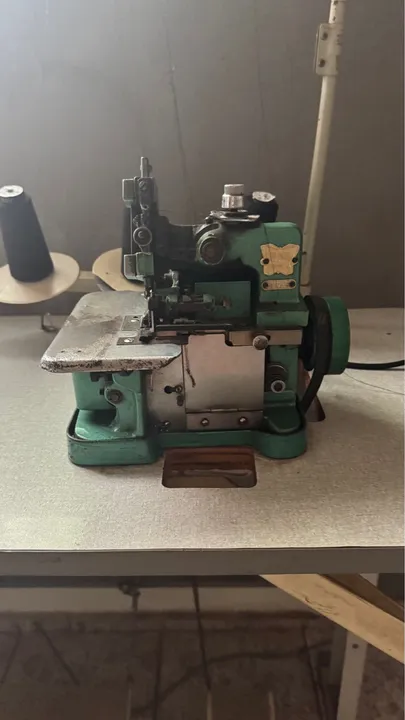 Máquina de Costura Overlock Industrial