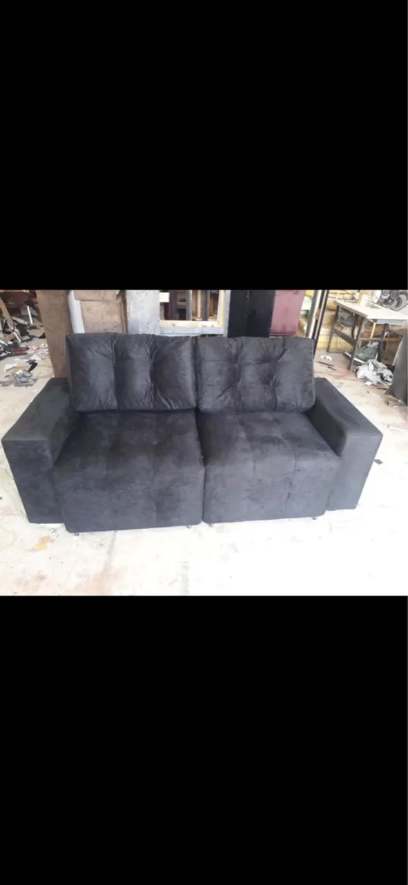 Sofá 2 lugares em tecido cinza escuro