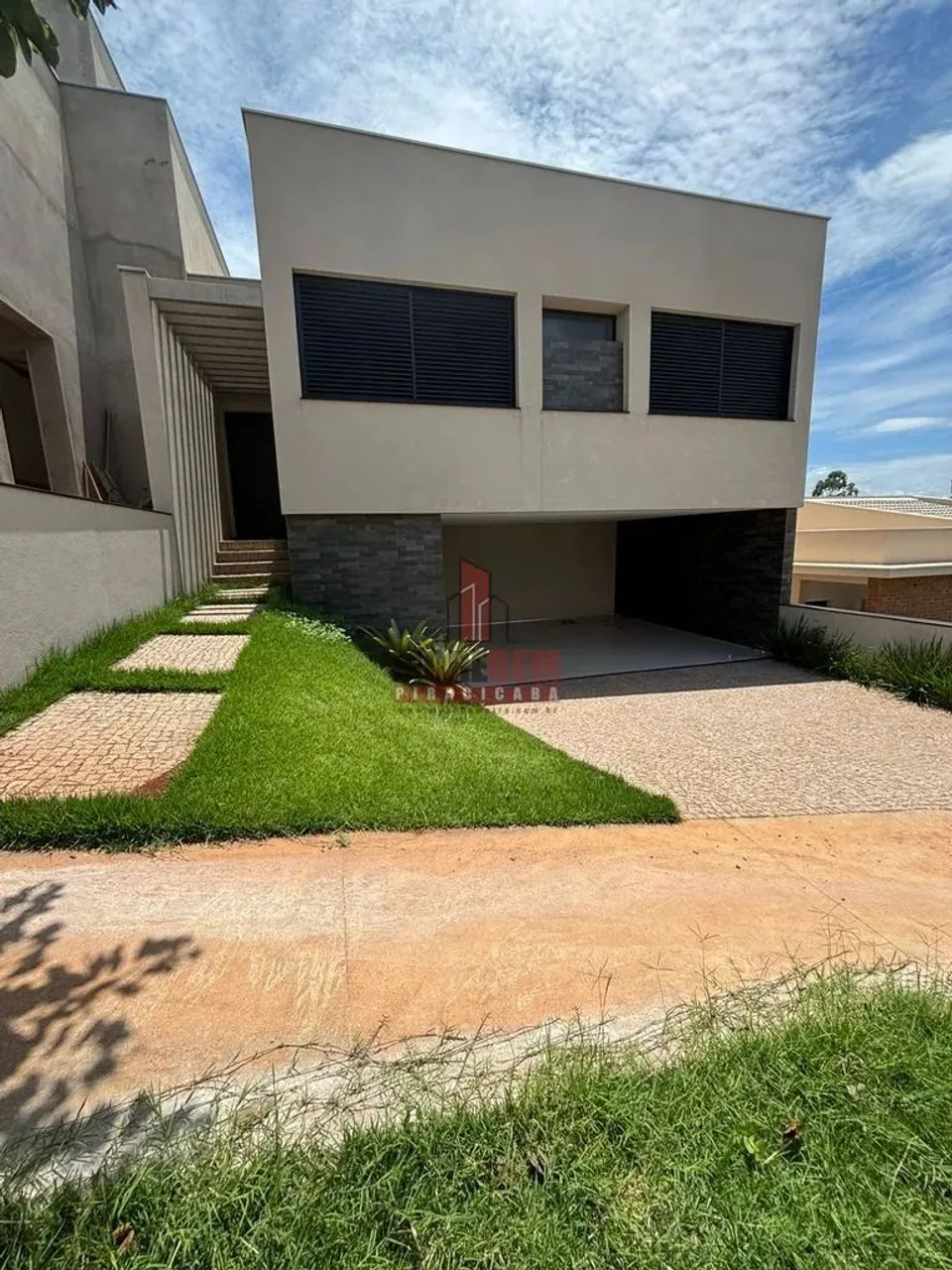Terreno em Condomínio à Venda com 3 quartos, 243 m²