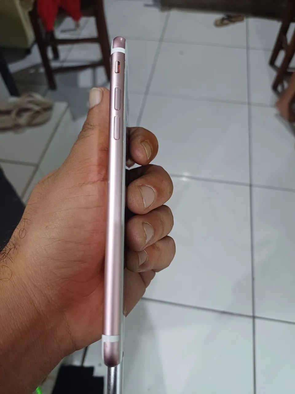 Vendo iphone 7 tela trincada mais não interfere em nada - Foto 2