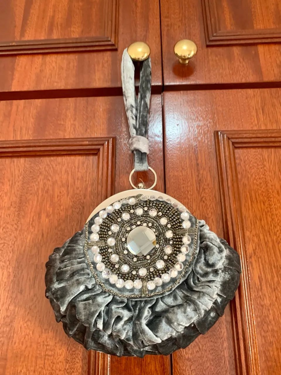 Bolsa de mão elegante com detalhes em pedraria