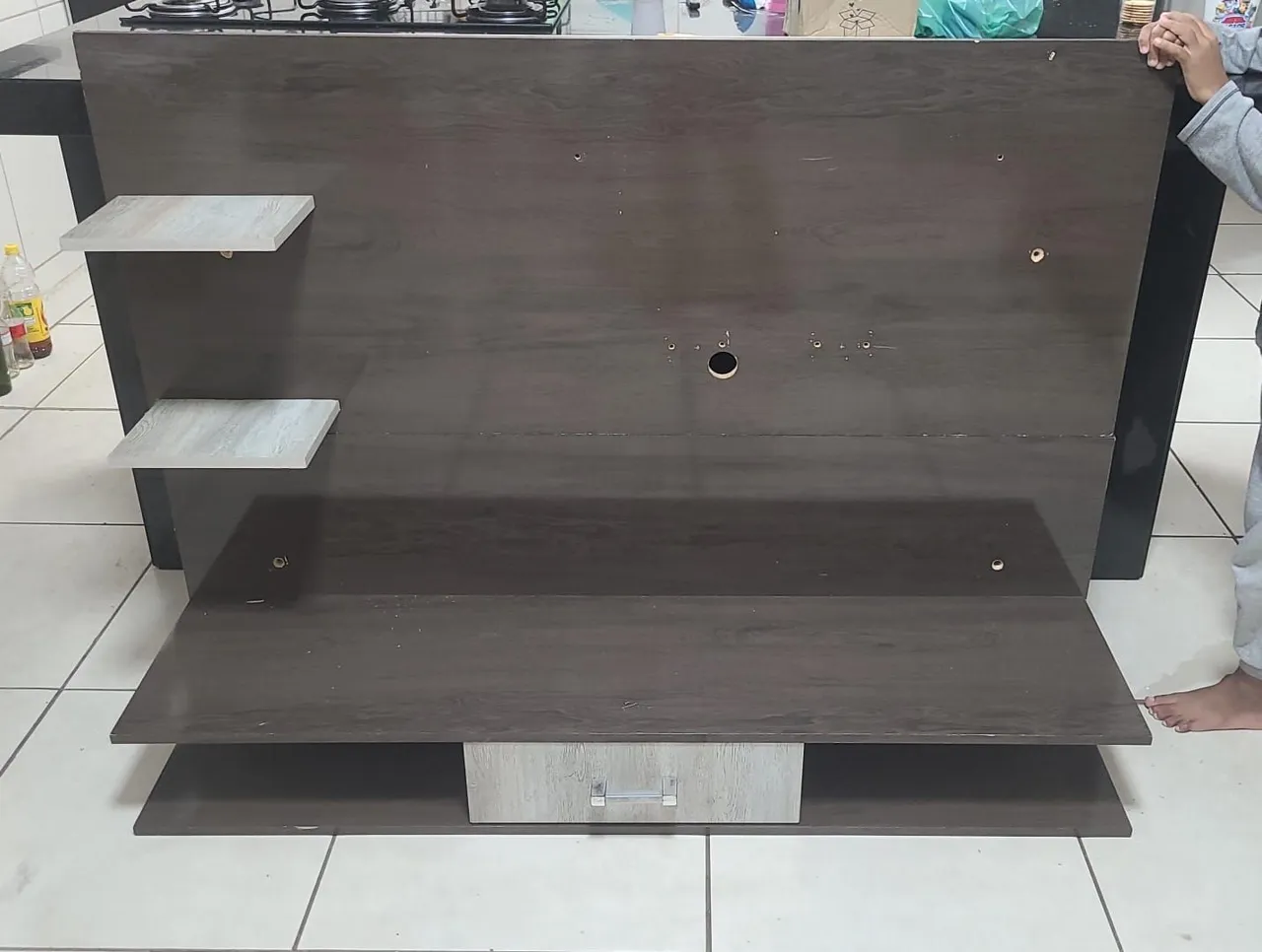 Painel para TV com prateleiras e gaveta