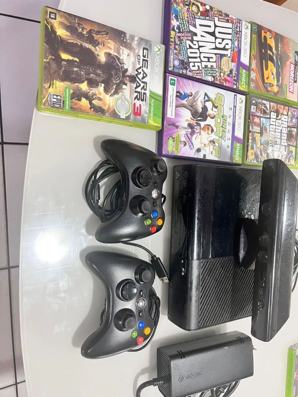 Xbox 360 com Kinect e 2 controles + 5  jogos - Foto 2