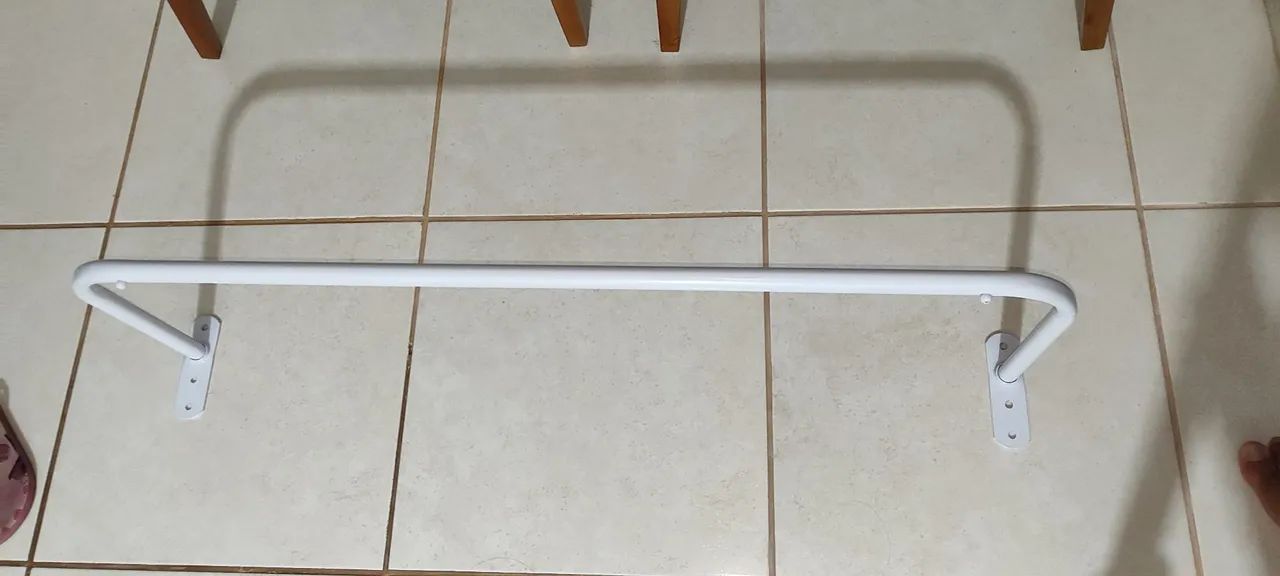 Cabideiro Arara de parede para roupas branca