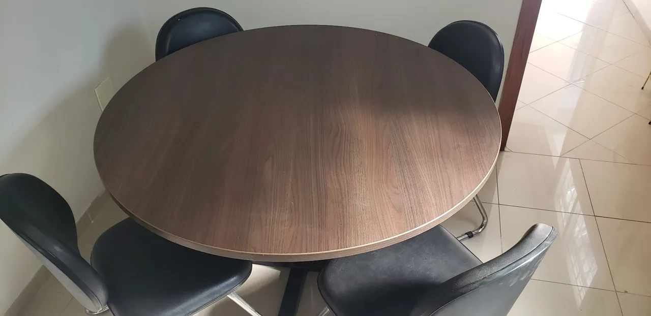 Mesa de jantar redonda com 4 cadeiras
