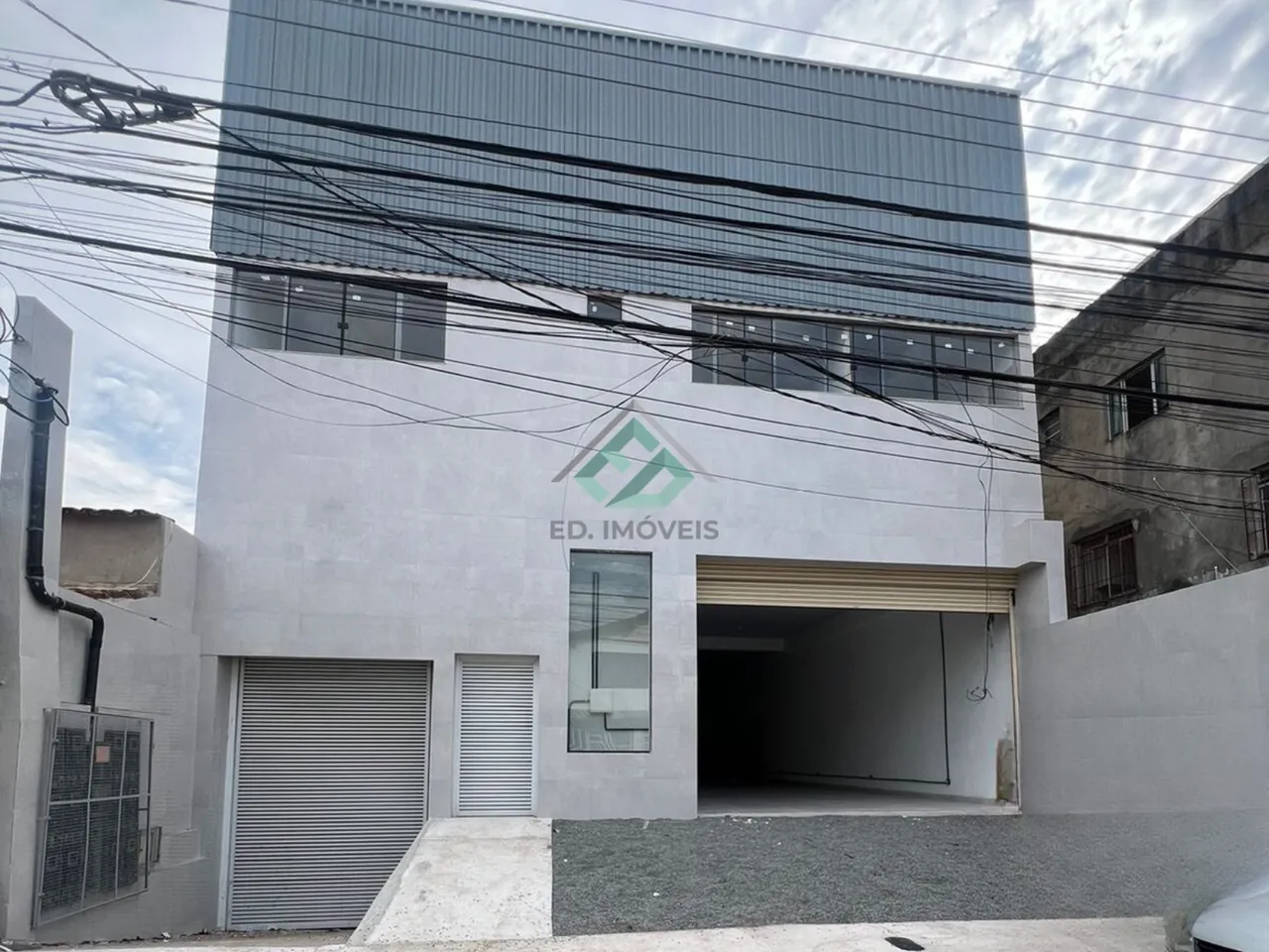 Prédio novo e moderno com loja de 280m² mais 6 salas para aluguel em Laranjeiras, Serra -