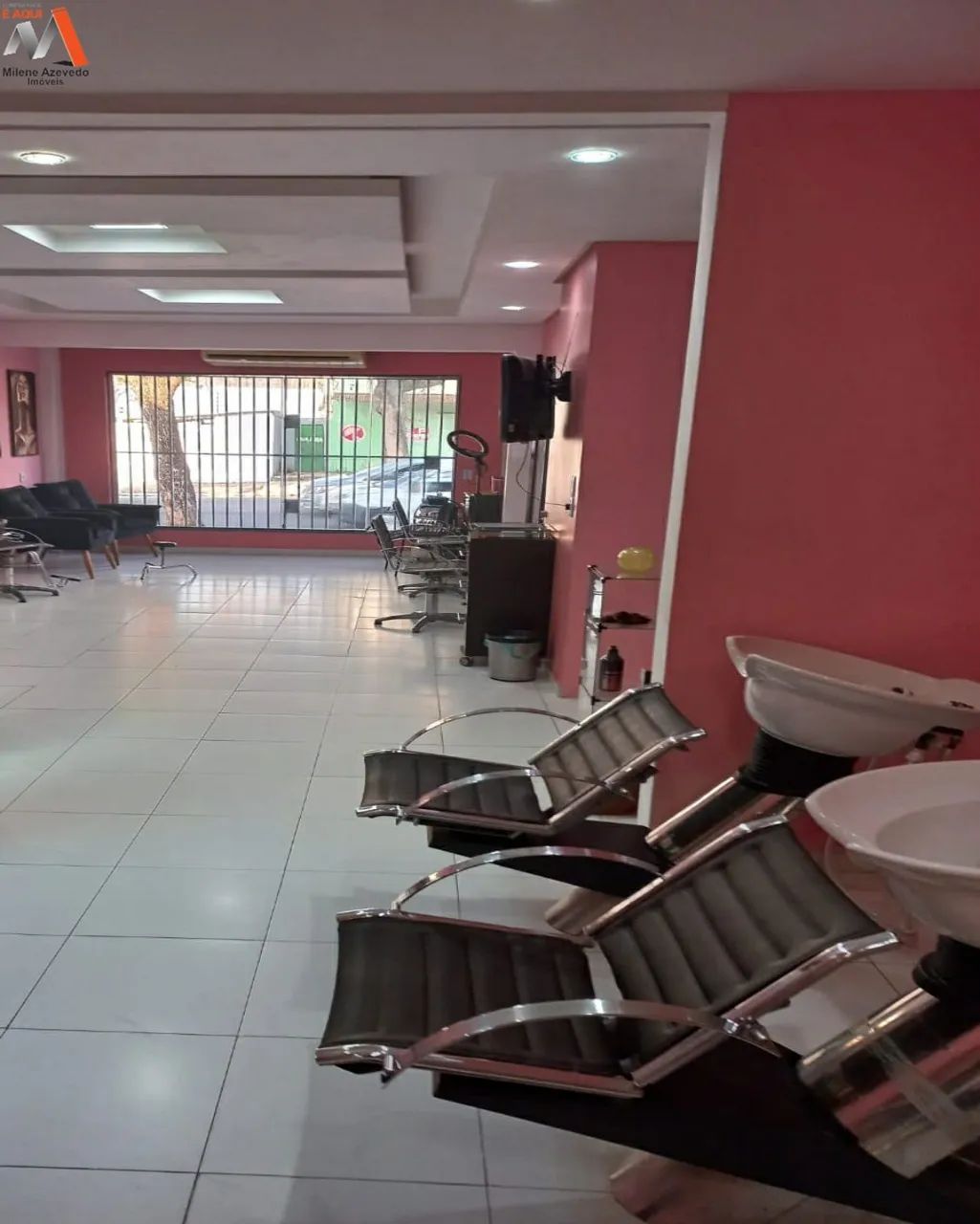 PONTO COMERCIAL NA TV. 9 DE JANEIRO. ÁREA TOTAL DE 230M². 03 VAGAS DE GARAGEM