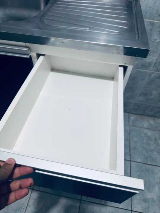 Armário de cozinha preto com 4 gavetas projetado. já com a pia - Foto 4