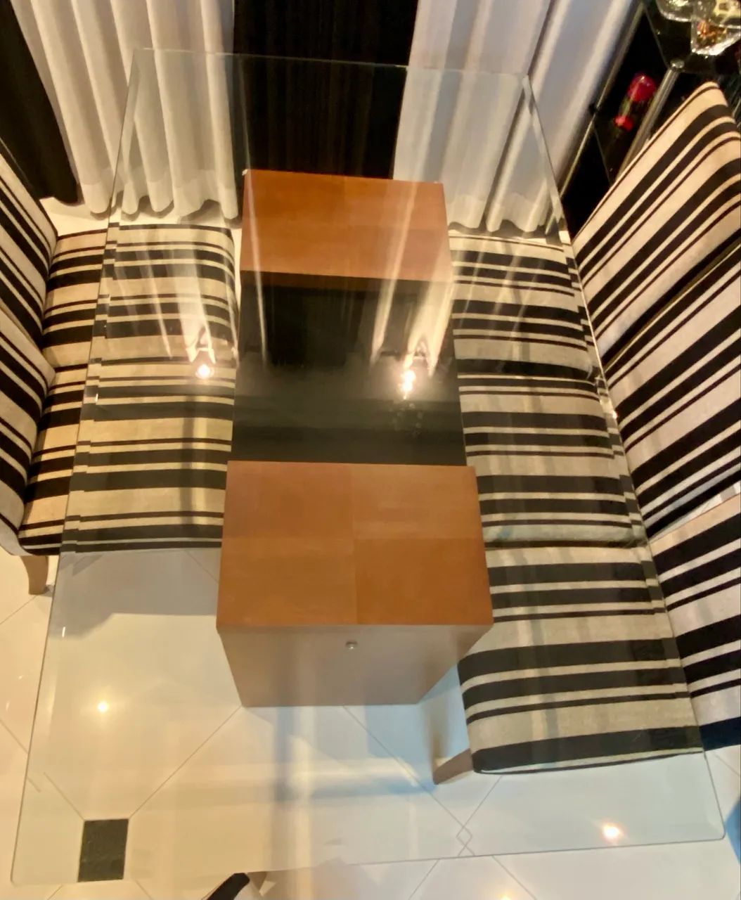 Mesa de 1,80 com seis cadeiras. - Foto 3