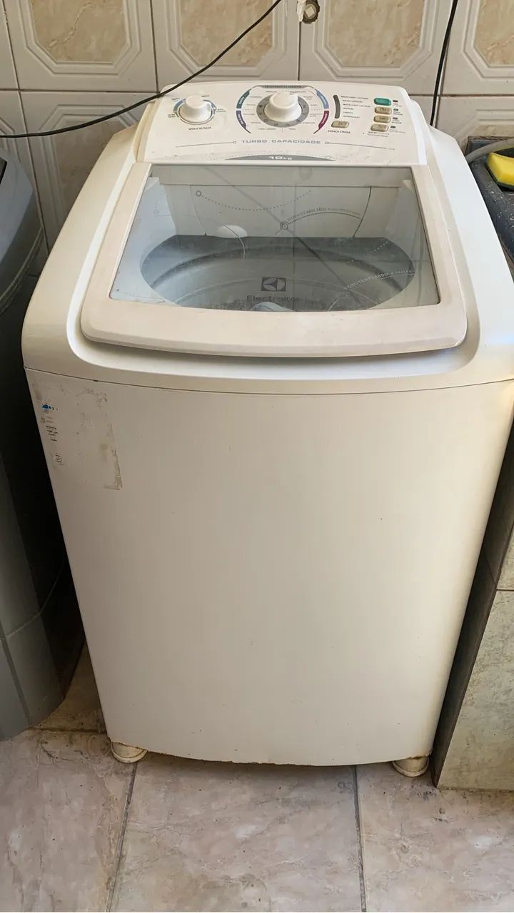 Máquina de lavar em perfeito estado e tanquinho.
