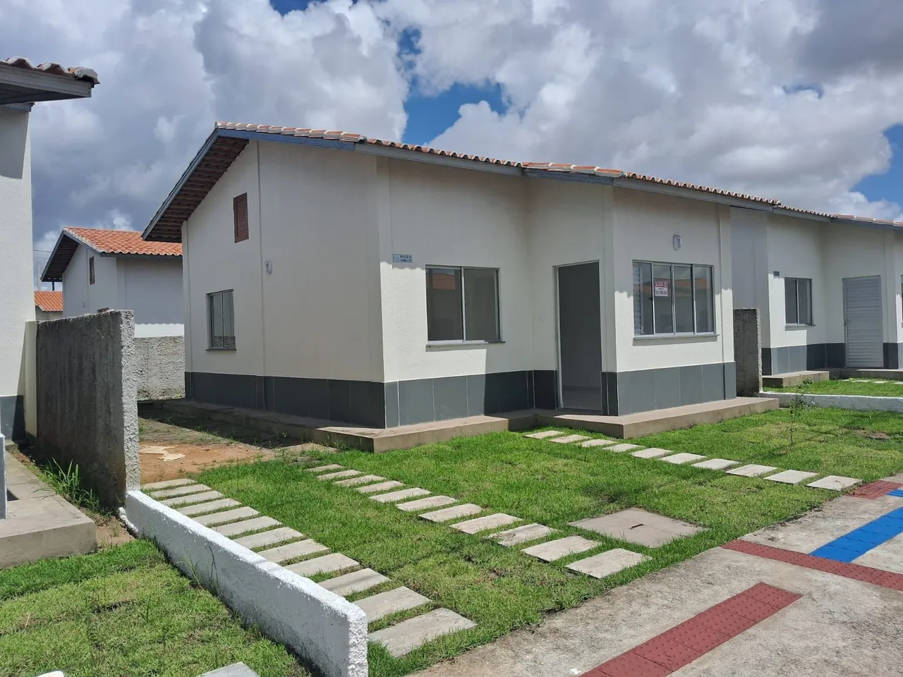ALUGA-SE CASA EM CONDOMÍNIO FECHADO - ST. STEVAM II