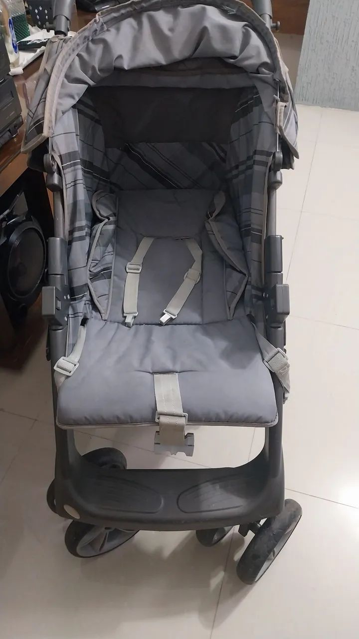 Carrinho bebê com bebê conforto 