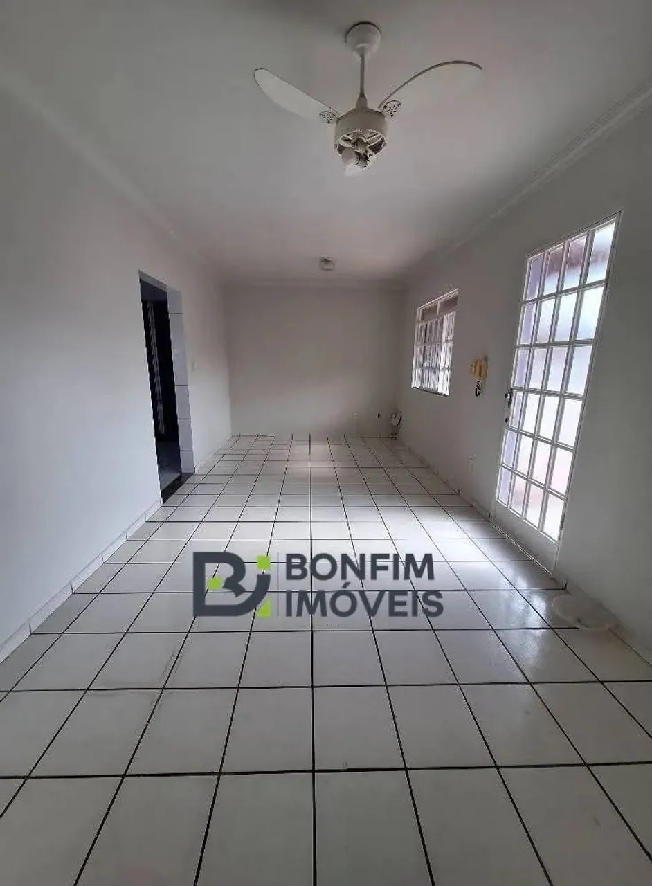 Casa com 3 quartos no pavimento superior por apenas R$ 420 mil!