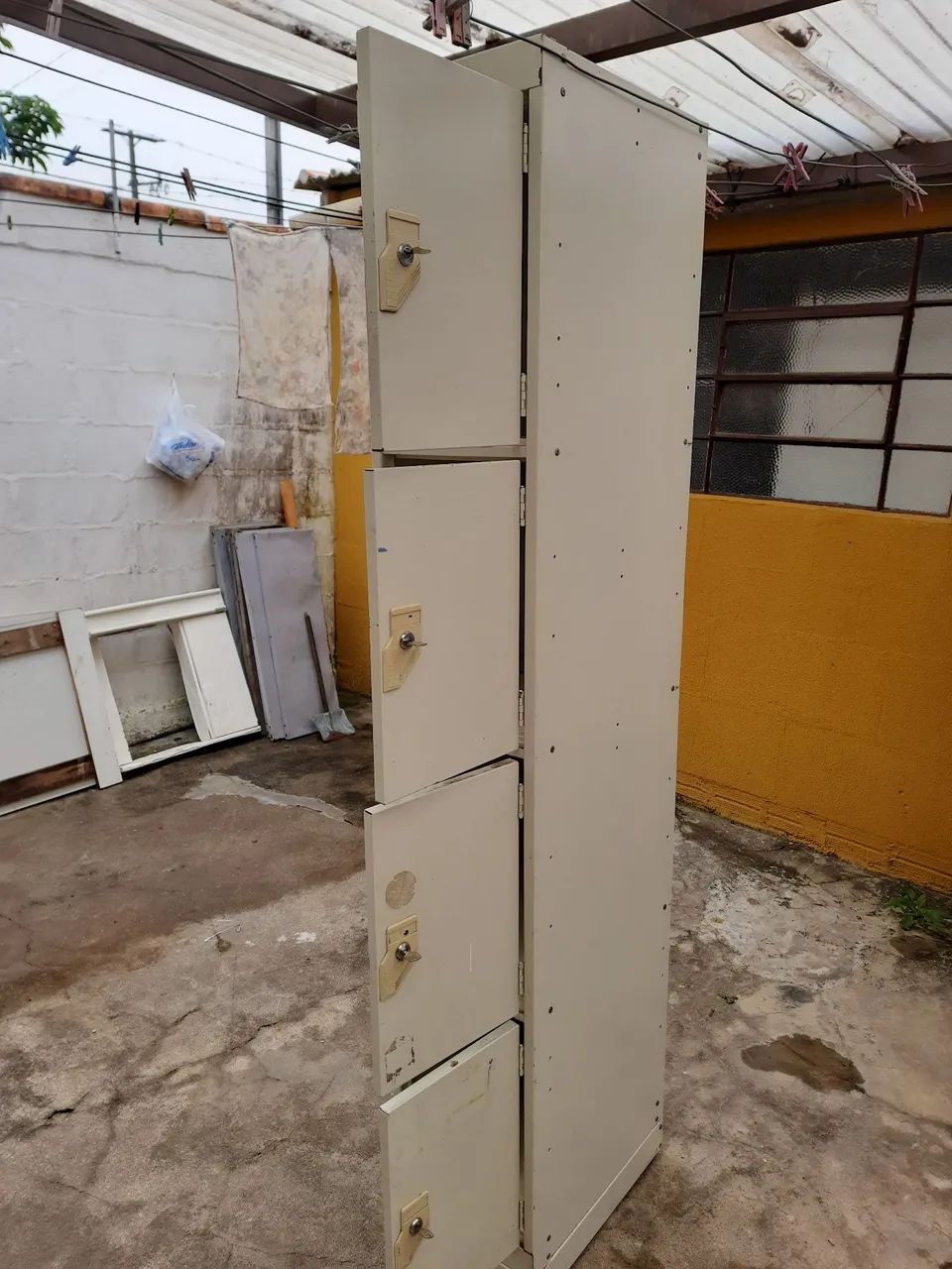 Vendo armário de aço usado 4 portas com chaves  valor 370,00 cada [ entrego com taxa ] - Foto 4