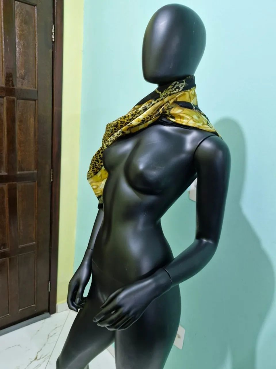 3 manequins de polietileno + 200 cabides de madeira
