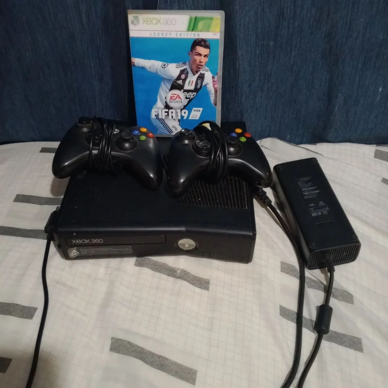 Xbox 360 com 2 controles e jogo FIFA 19