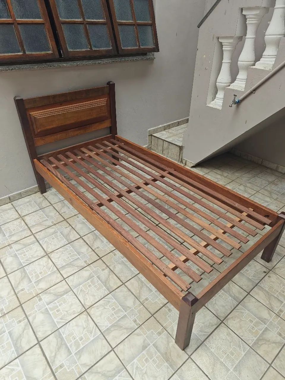 Cama de solteiro de jacarandá